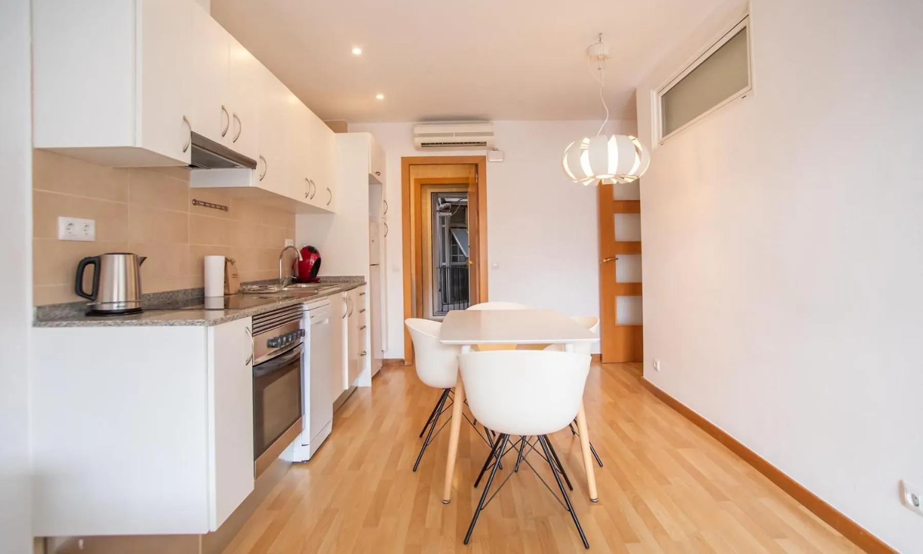41PAR254 - Luminous apartment in Sant Antoni Barcelone