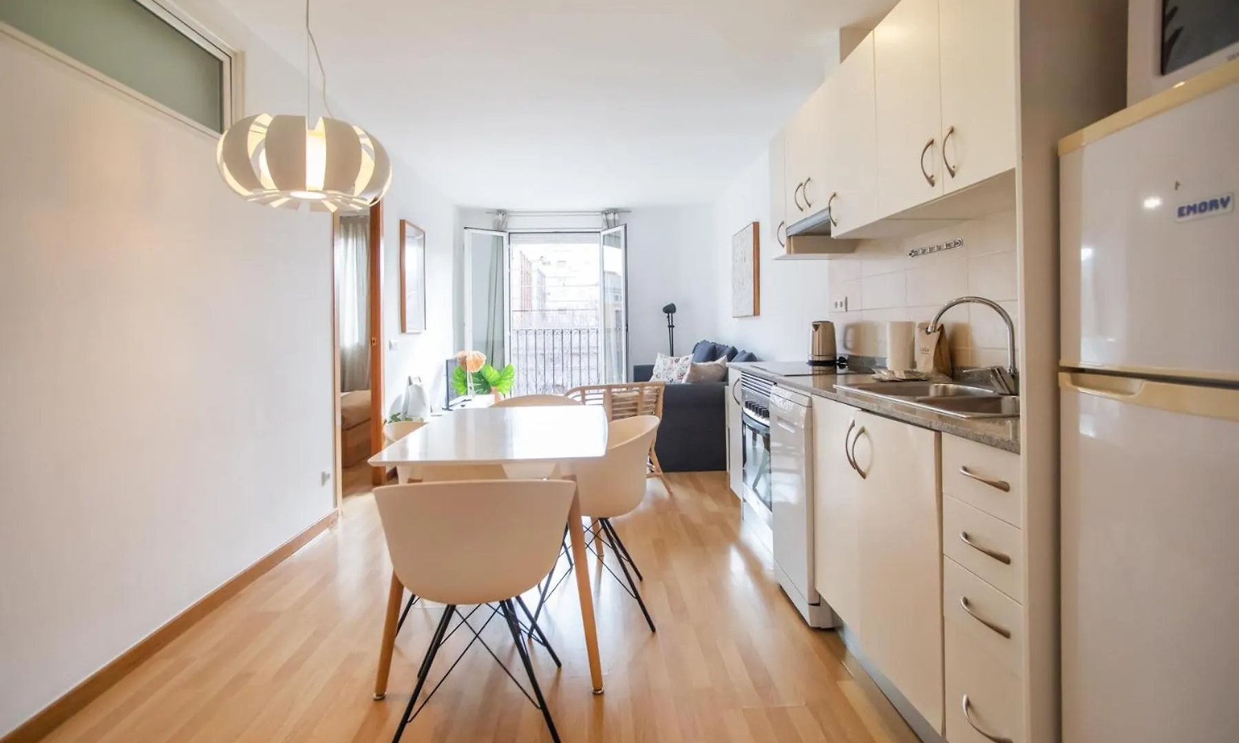 41PAR254 - Luminous apartment in Sant Antoni Barcelone