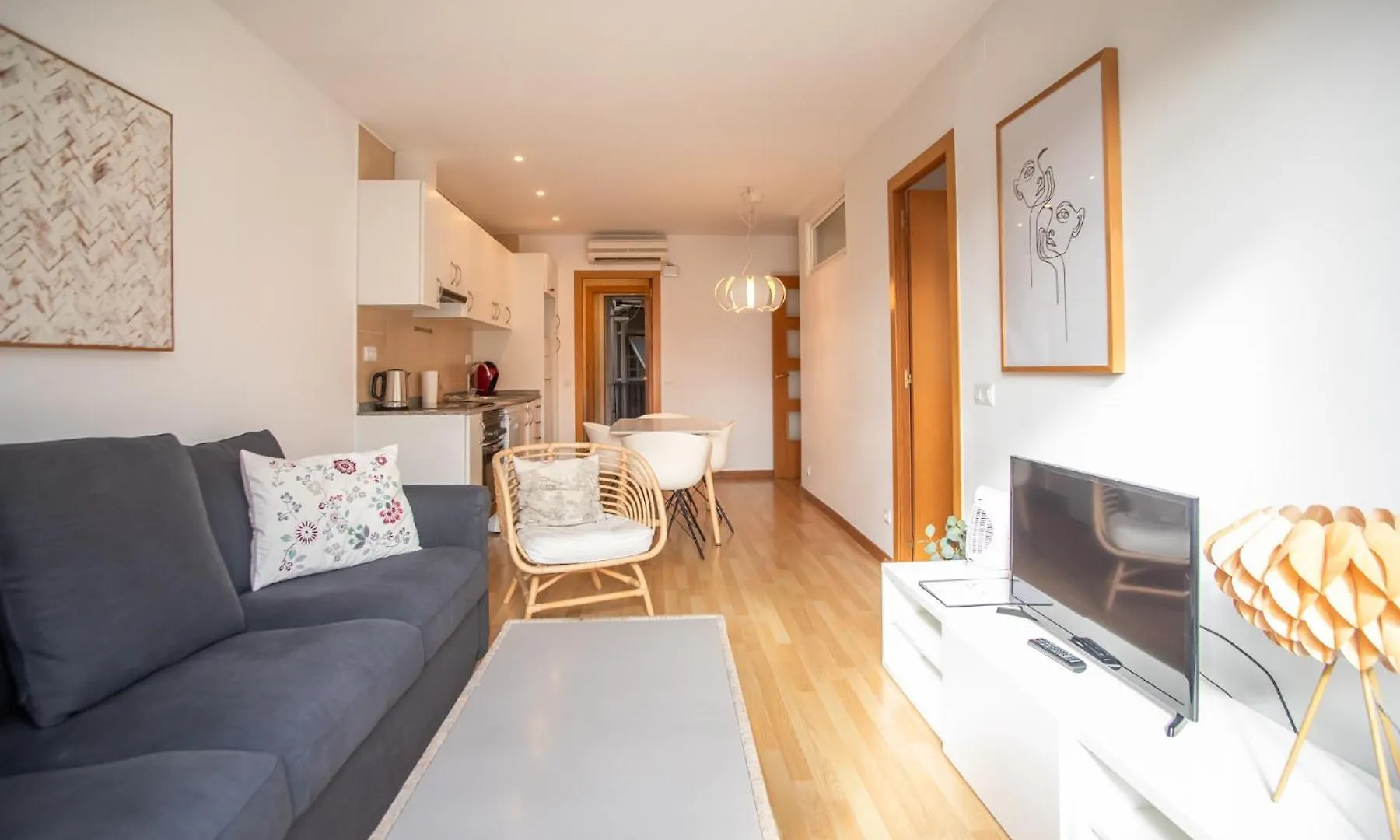 41PAR254 - Luminous apartment in Sant Antoni Barcelone
